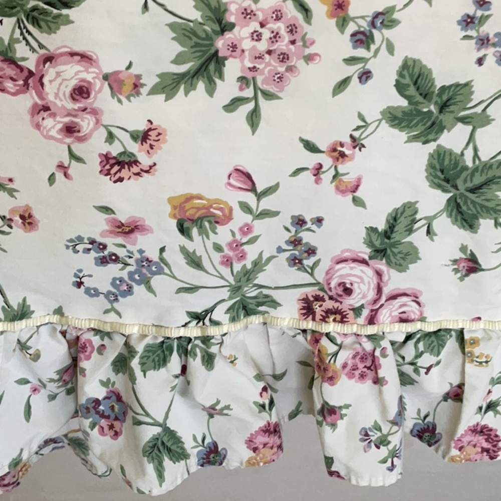 Vintage floral sheets top and bottom. Roses and Ruffles. - Picture 2 of 12
